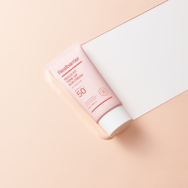 Crema con protección solar tono Peach Glow SPF50+ PA++++ Real Barrier Peach Fit Tone-up 50ml