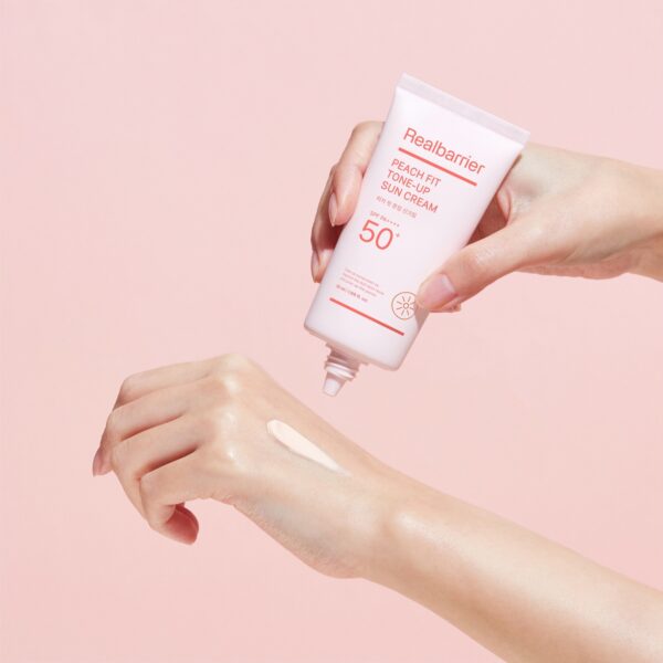 Crema con protección solar tono Peach Glow SPF50+ PA++++ Real Barrier Peach Fit Tone-up 50ml